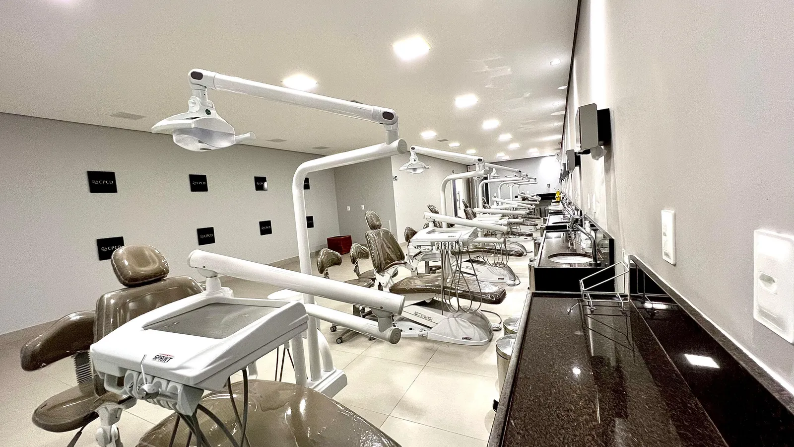 Clínica do CPCD com cadeiras odontológicas lado a lado para a prática supervisionada