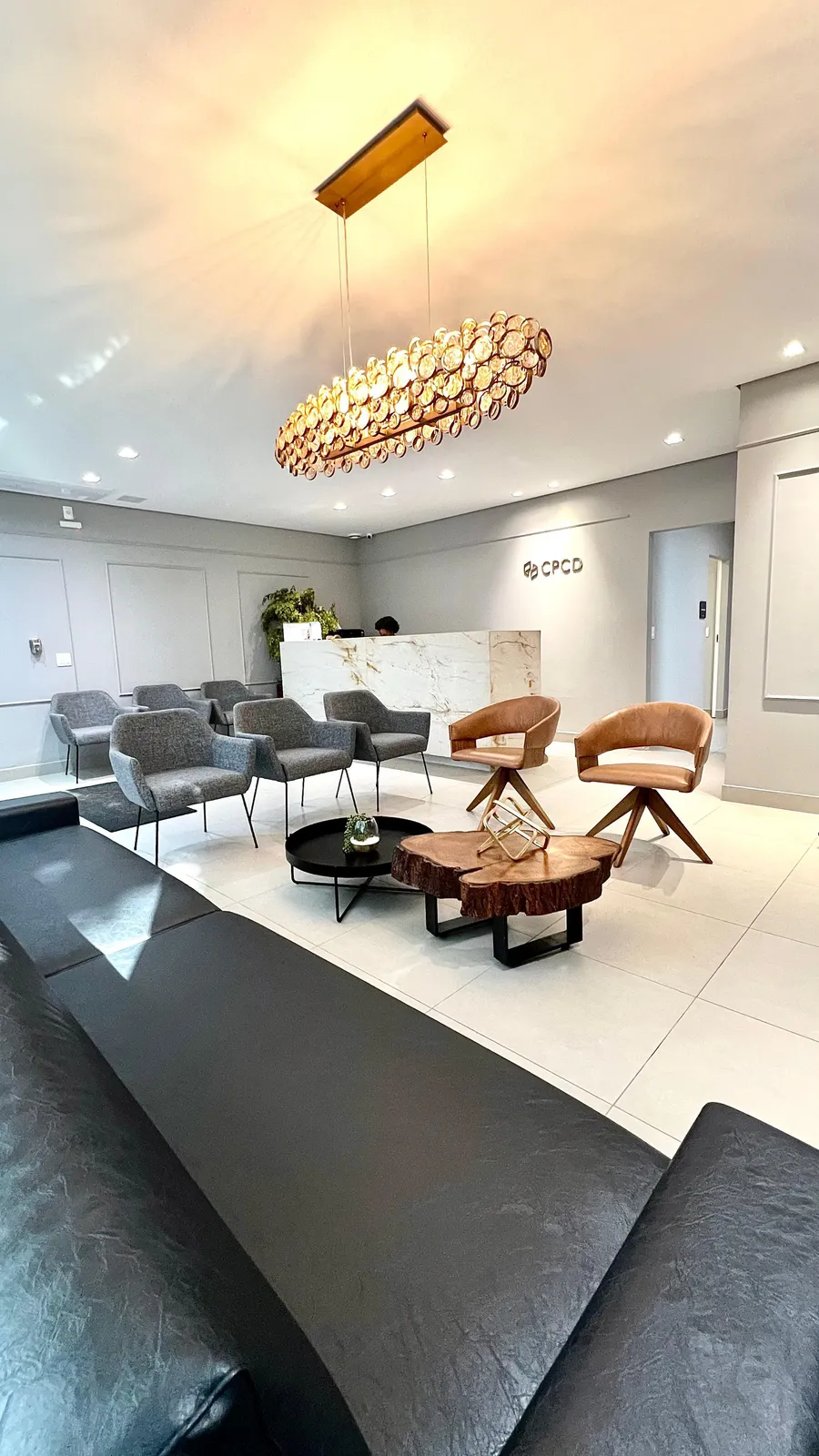 Lounge de espera do CPCD com lustre, poltronas e sofá